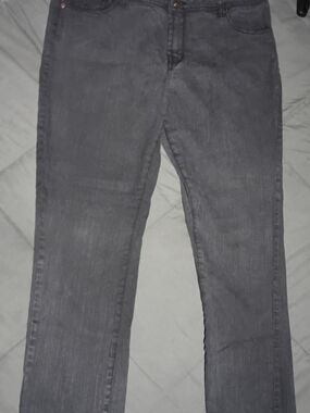 Bitten by Sarah Jessica Parker Red Clothing Label,Grey/Black Jeans